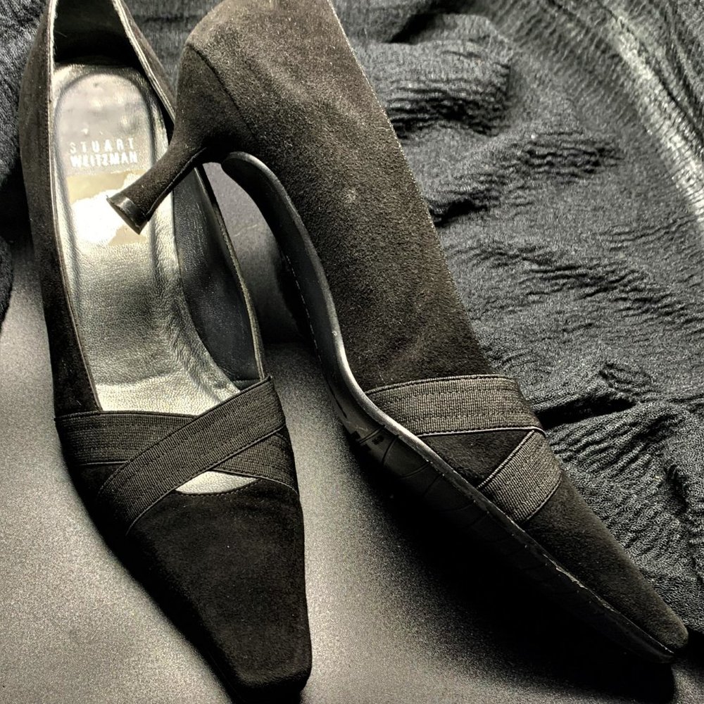 STUART WEITZMAN BLACK SUEDE PUMPS